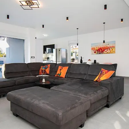 فيلة Elite 1 بولا